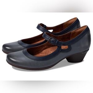 Cobb Hill Laurel Mary Jane round toe pump in two tone blue leather. Size 8